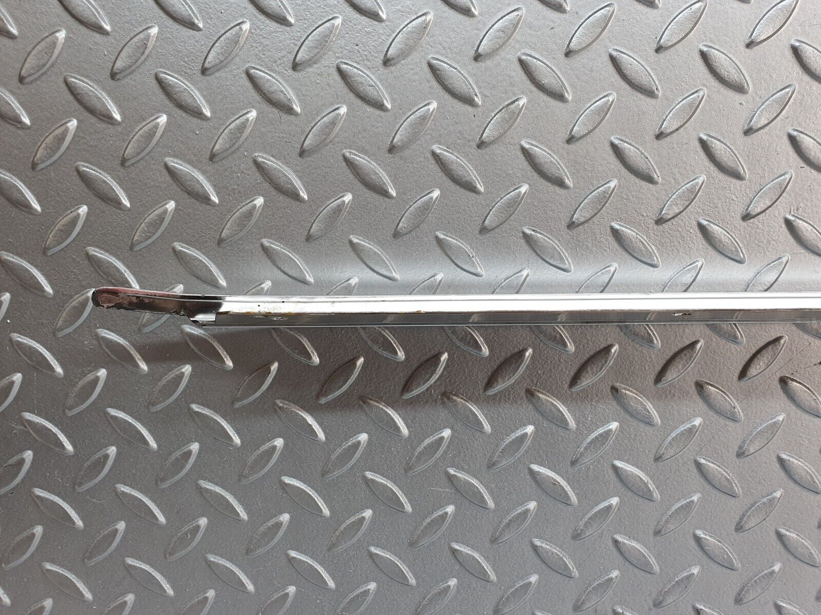 43053 Mercedes-Benz R107 Hardtop Side Window Chrome Moulding Trim Right