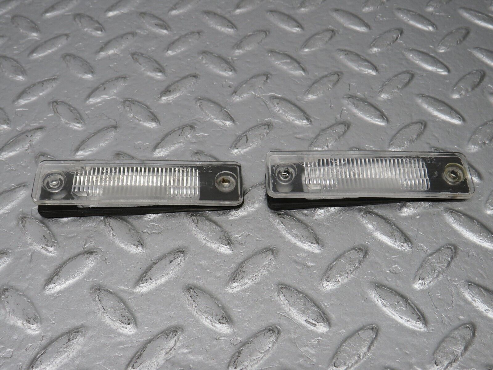 39136 Mercedes-Benz R107 500SL number Plate Light Lens 12981R4