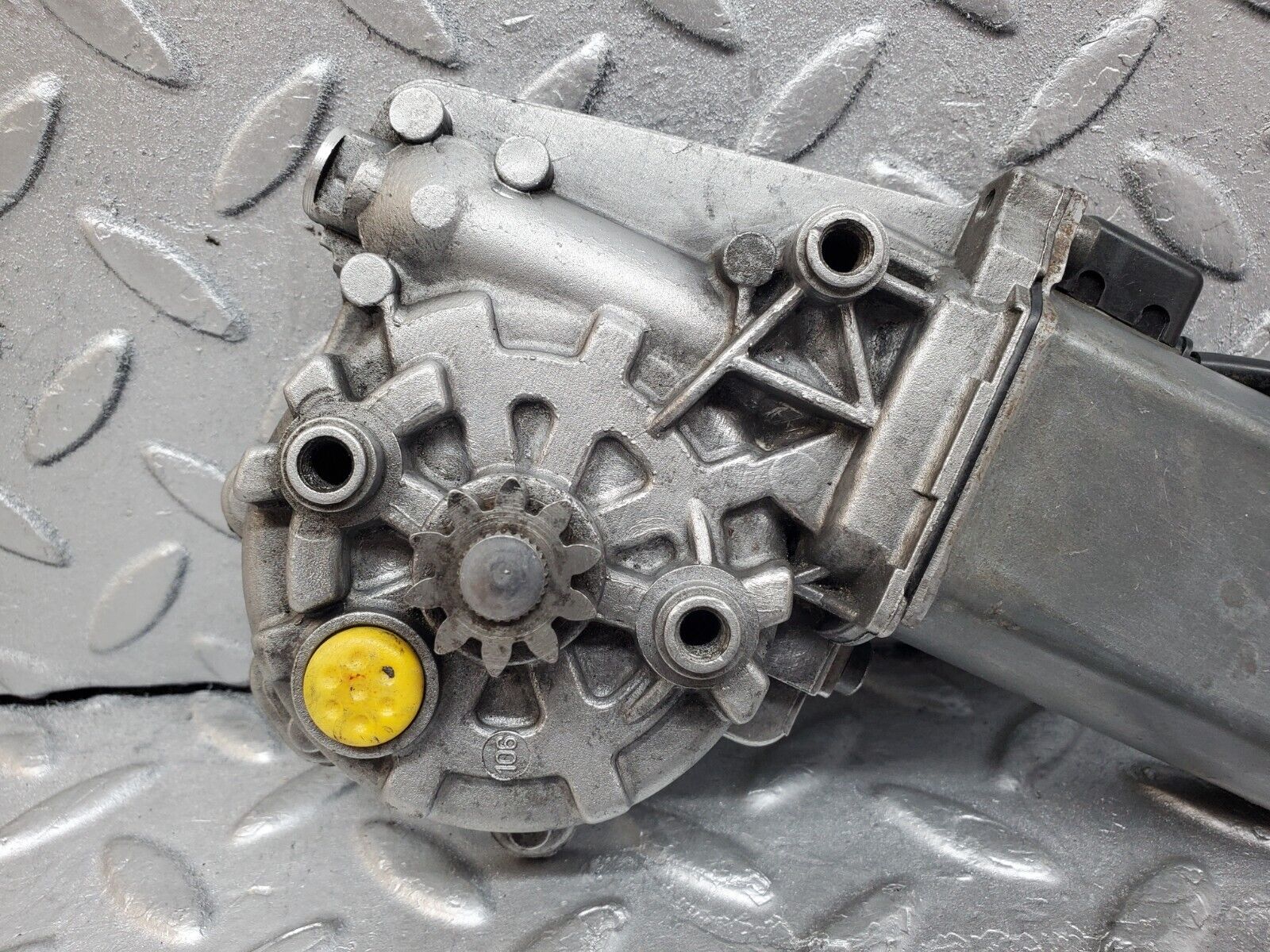 44795 Mercedes-Benz W124 220E Window Regulator Motor Right Bosch 0130821285