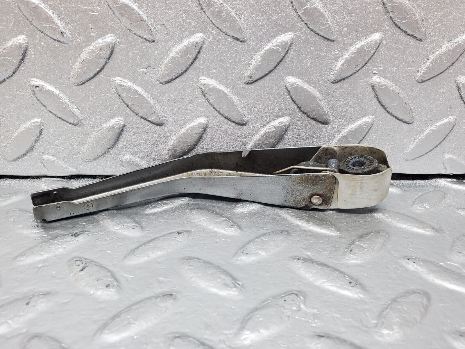 45817 Mercedes-Benz W126 420SE Headlight Wiper Arm Bosch Right Side