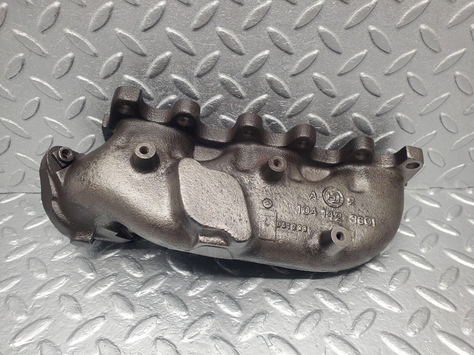 46219 Mercedes-Benz W124 280E Exhaust Manifold Cylinder 4-6 1041423601