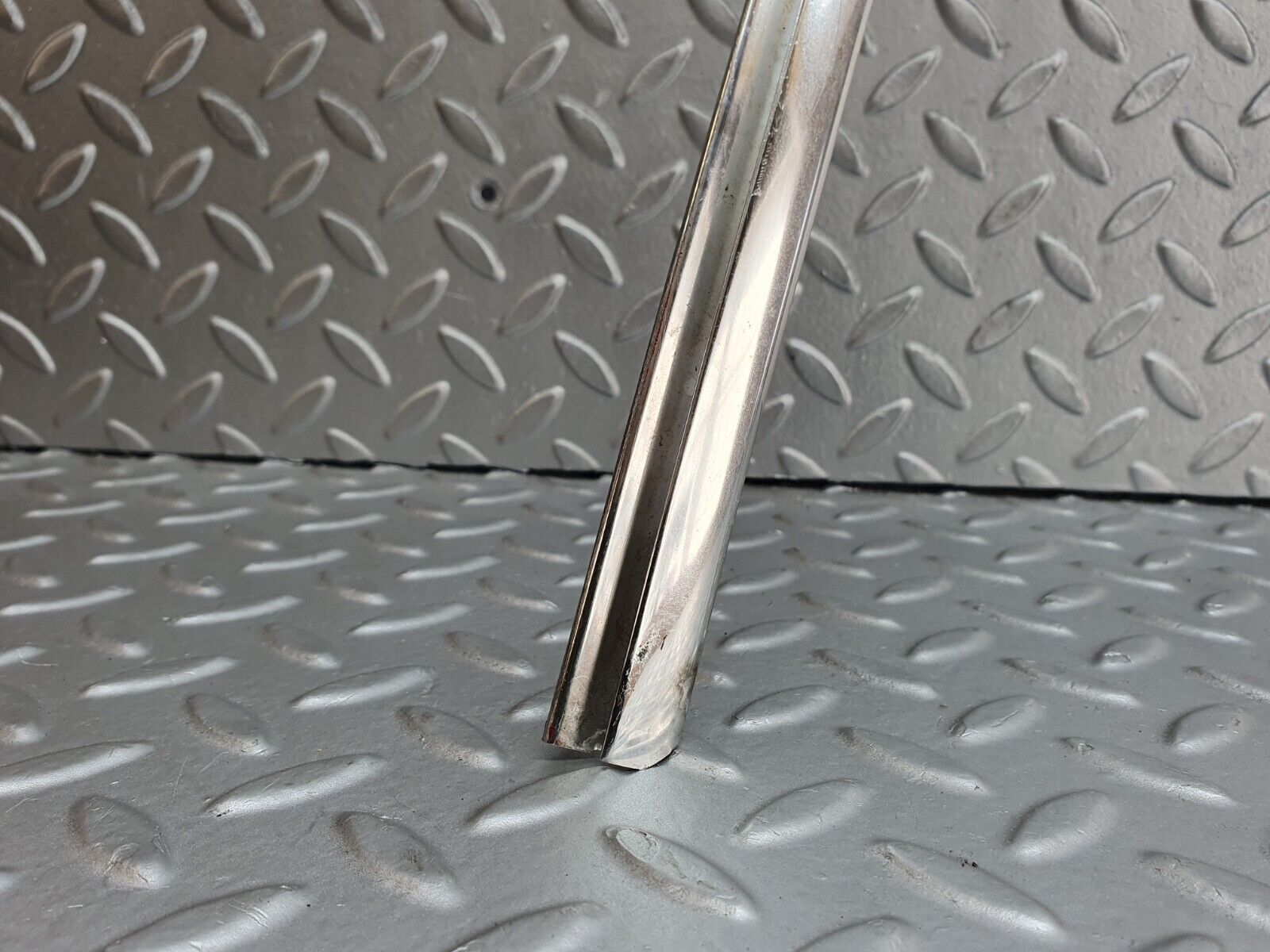 43054 Mercedes-Benz R107 Hardtop Windscreen Chrome Frame