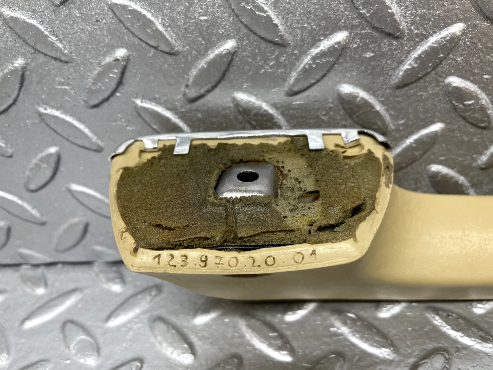 44259 Mercedes-Benz W123 280E Front Right Interior Door Handle Beige