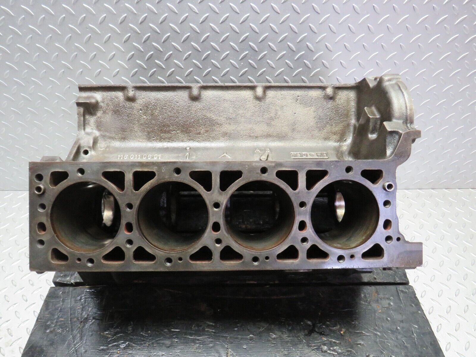 32967 Mercedes-Benz C107 R107 350 V8 Engine Block M116.982 1160110601