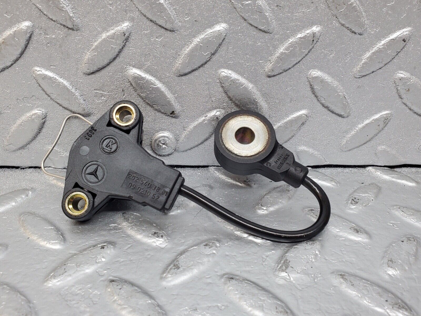 44624 Mercedes-Benz W124 220E Knock Sensor 2025403881 0031587928