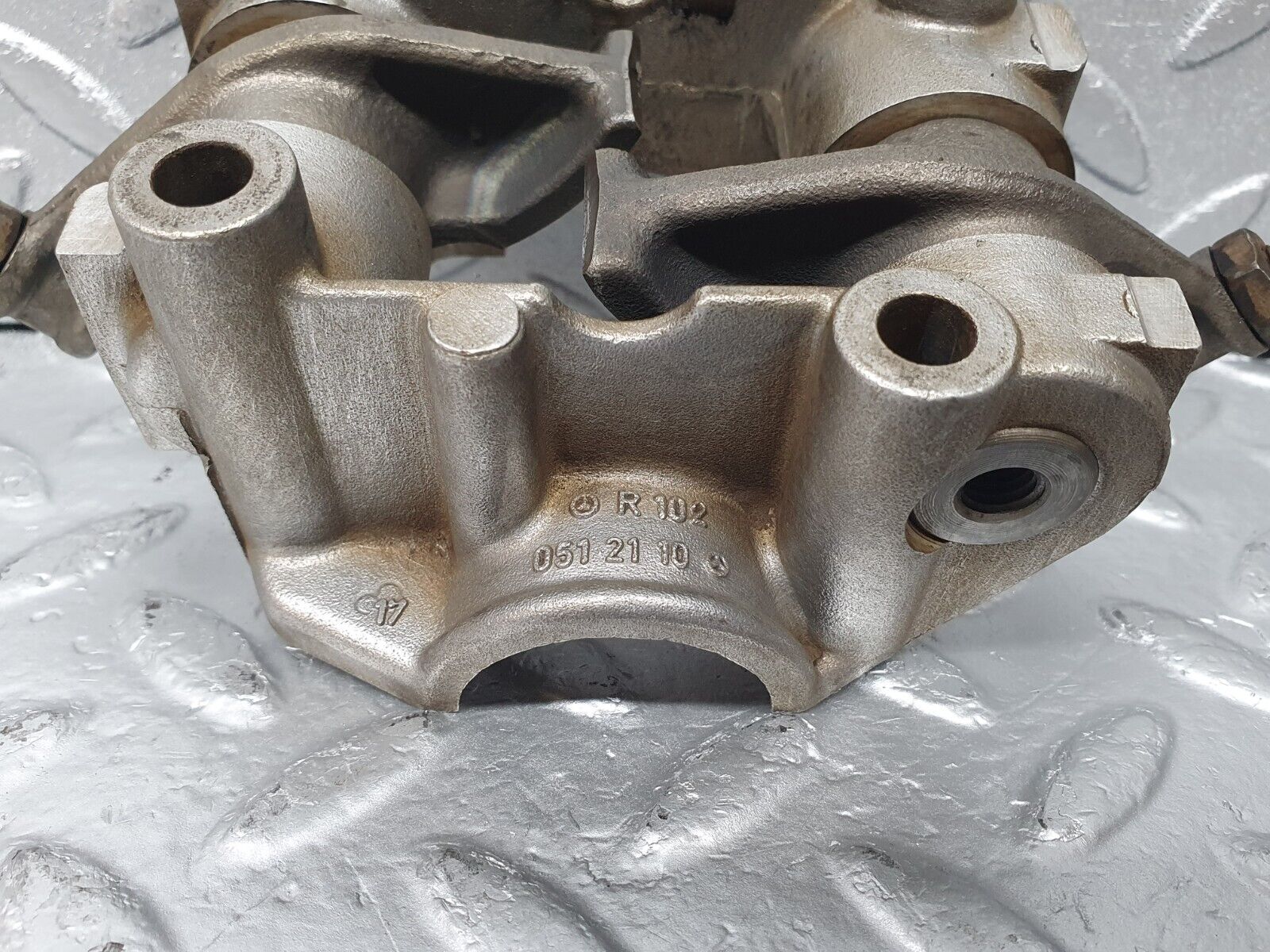 44010 Mercedes-Benz C123 230CE Rocker Arms Camshaft Bearing Block 1020512110