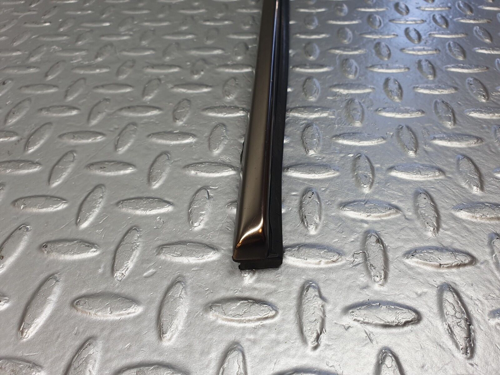 42610 Mercedes-Benz R129 320SL Coupe Trunk Lid Handle Trim 1297580396