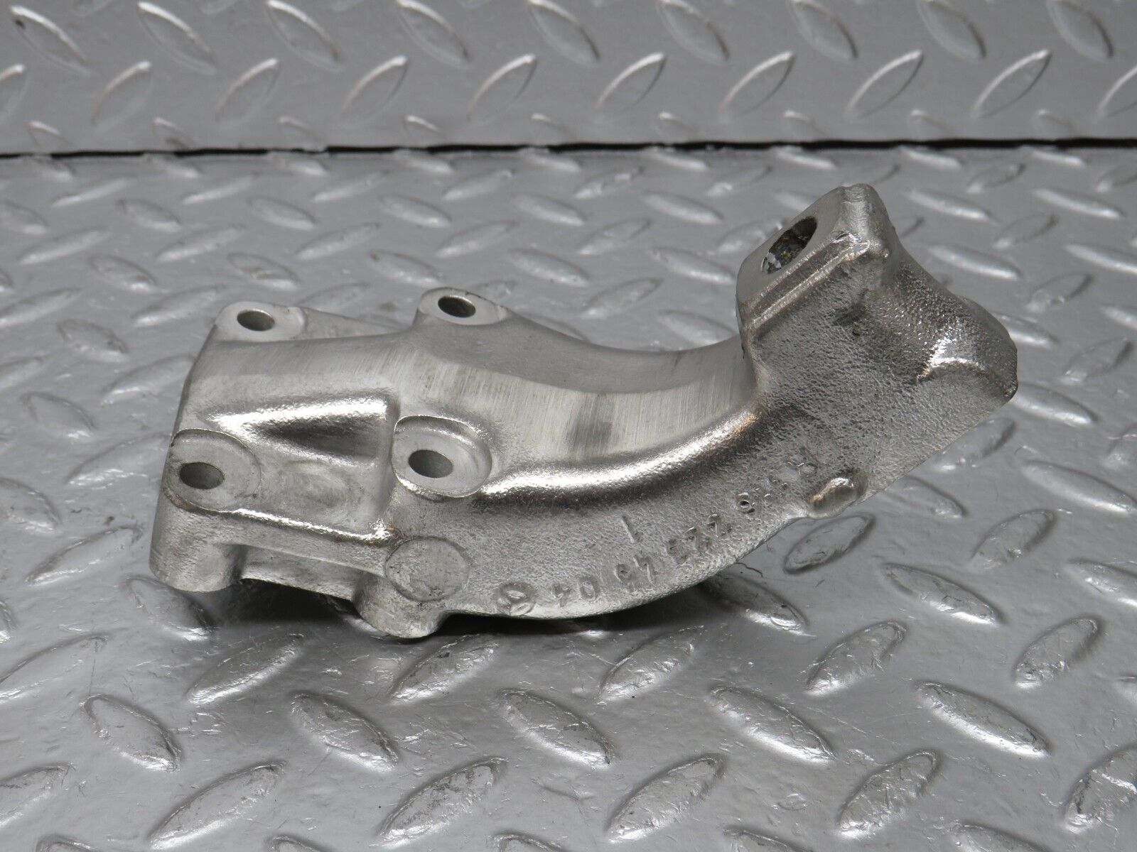 32950 Mercedes-Benz C107 R107 450 V8 Engine Mount Bracket Right 1162234504