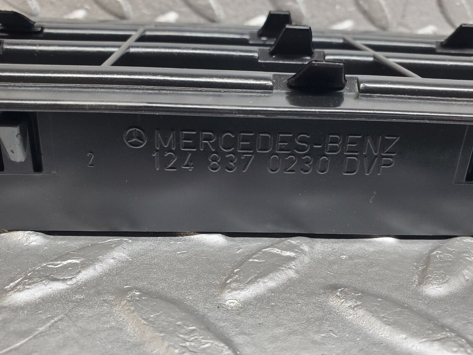 44735 Mercedes-Benz W124 220E Rear Air Intake Vent Left 1248370230 1248370242