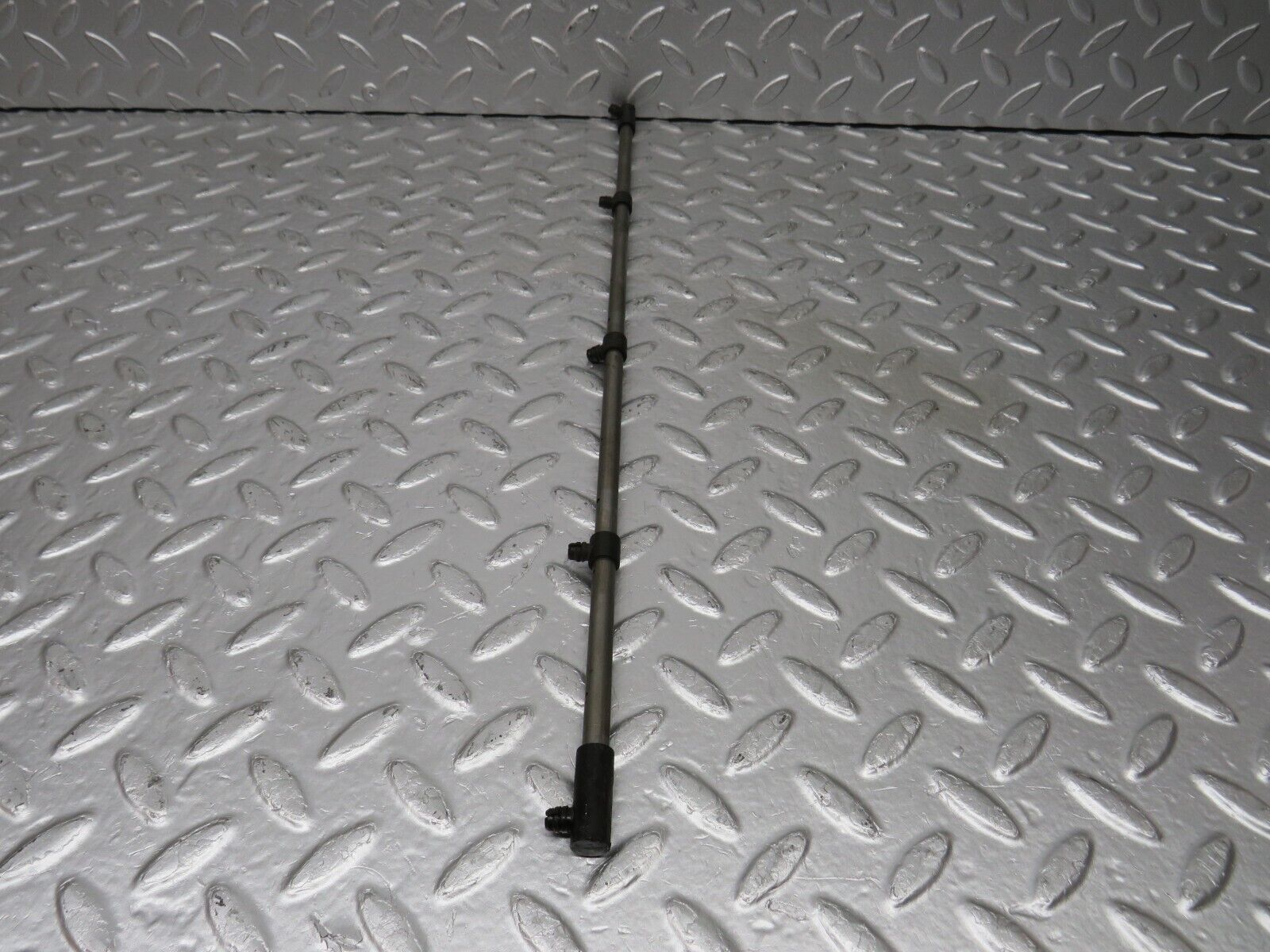 33082 Mercedes-Benz C107 R107 350 V8 Camshaft Oil Tube