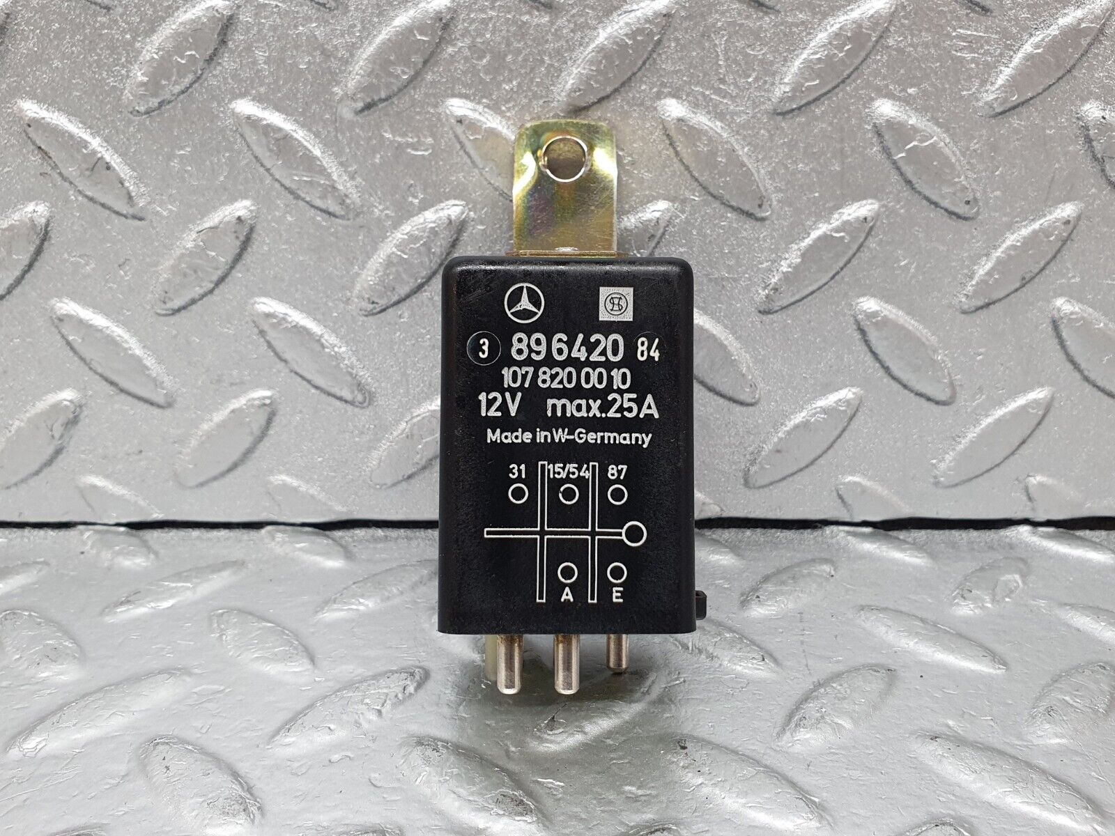 44073 Mercedes-Benz C123 230CE Coupe Rear Heated Window Relay 1078200010