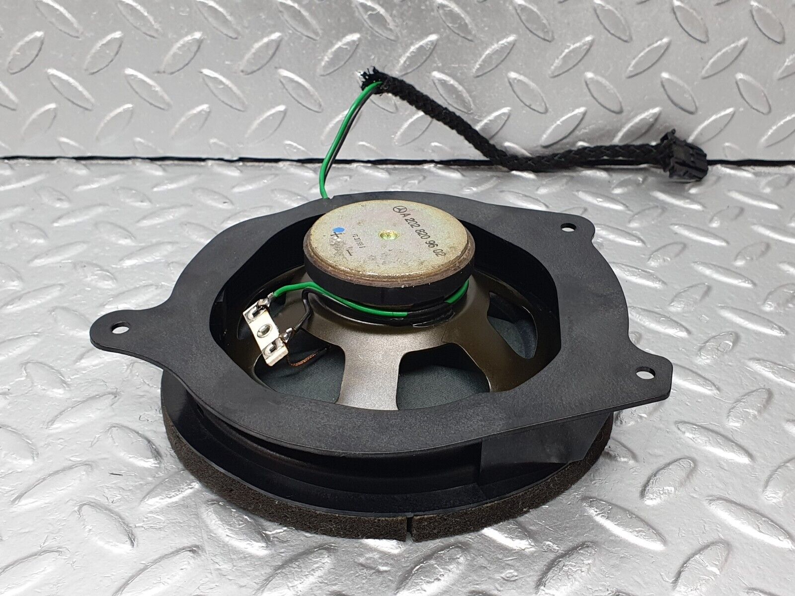 41810 Mercedes-Benz W202 C200 Front Door Loudspeaker Right 228209602