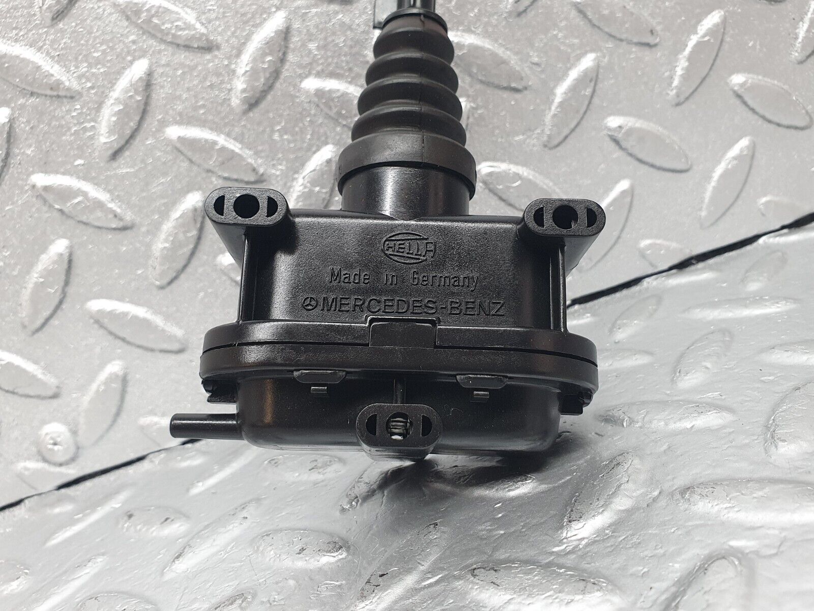 43647 Mercedes-Benz C126 380SEC Coupe Left Door Lock Vacuum Actuator