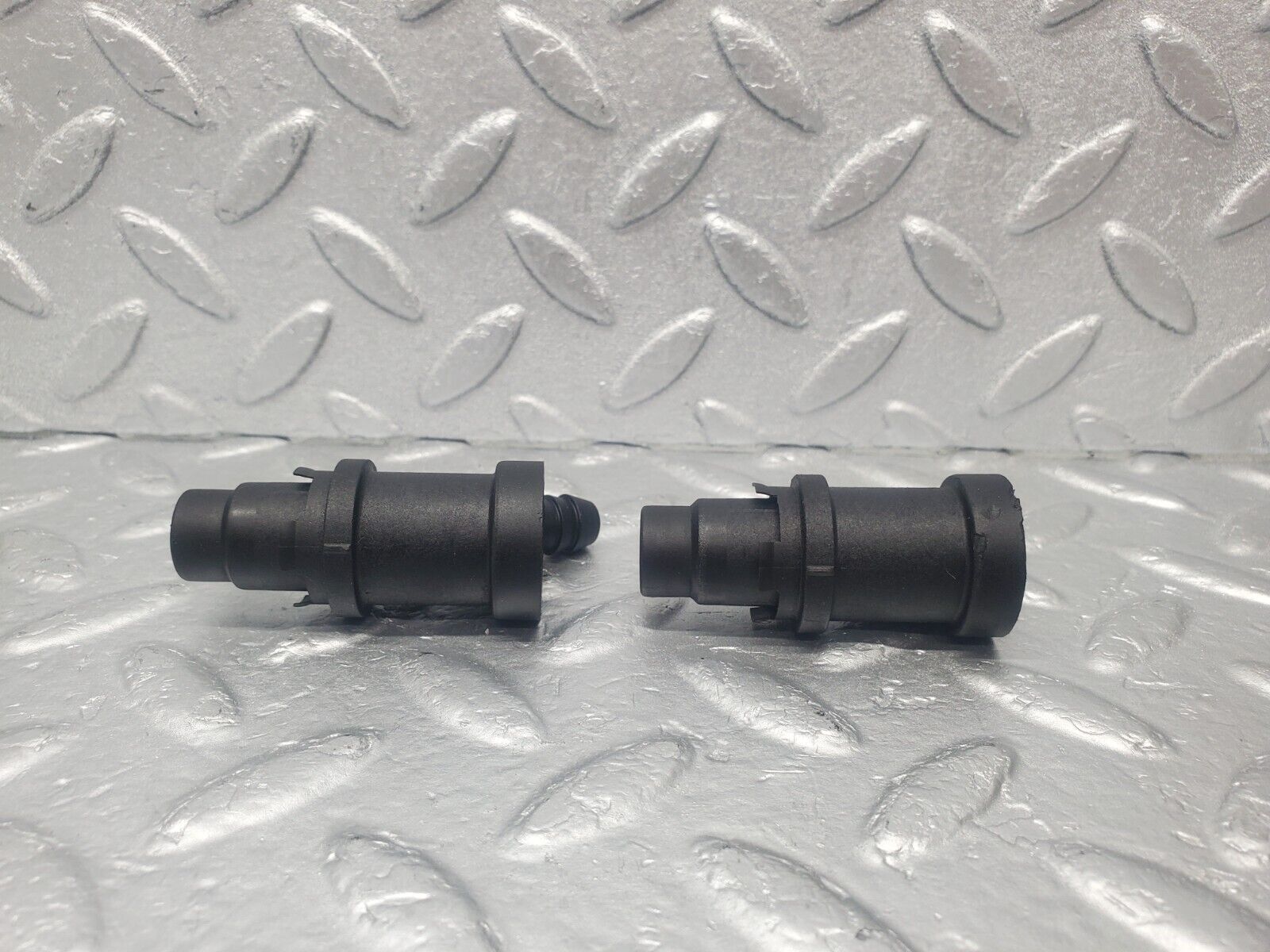 46040 Mercedes-Benz W126 420SE Fuel Injector Holder 2X