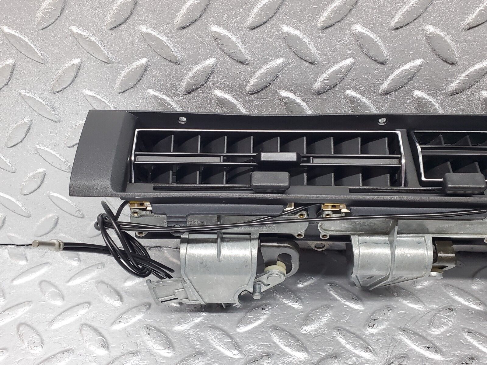 45925 Mercedes-Benz W126 420SE Dashboard Centre Air Vent 1268300654 1268310030 1268310130