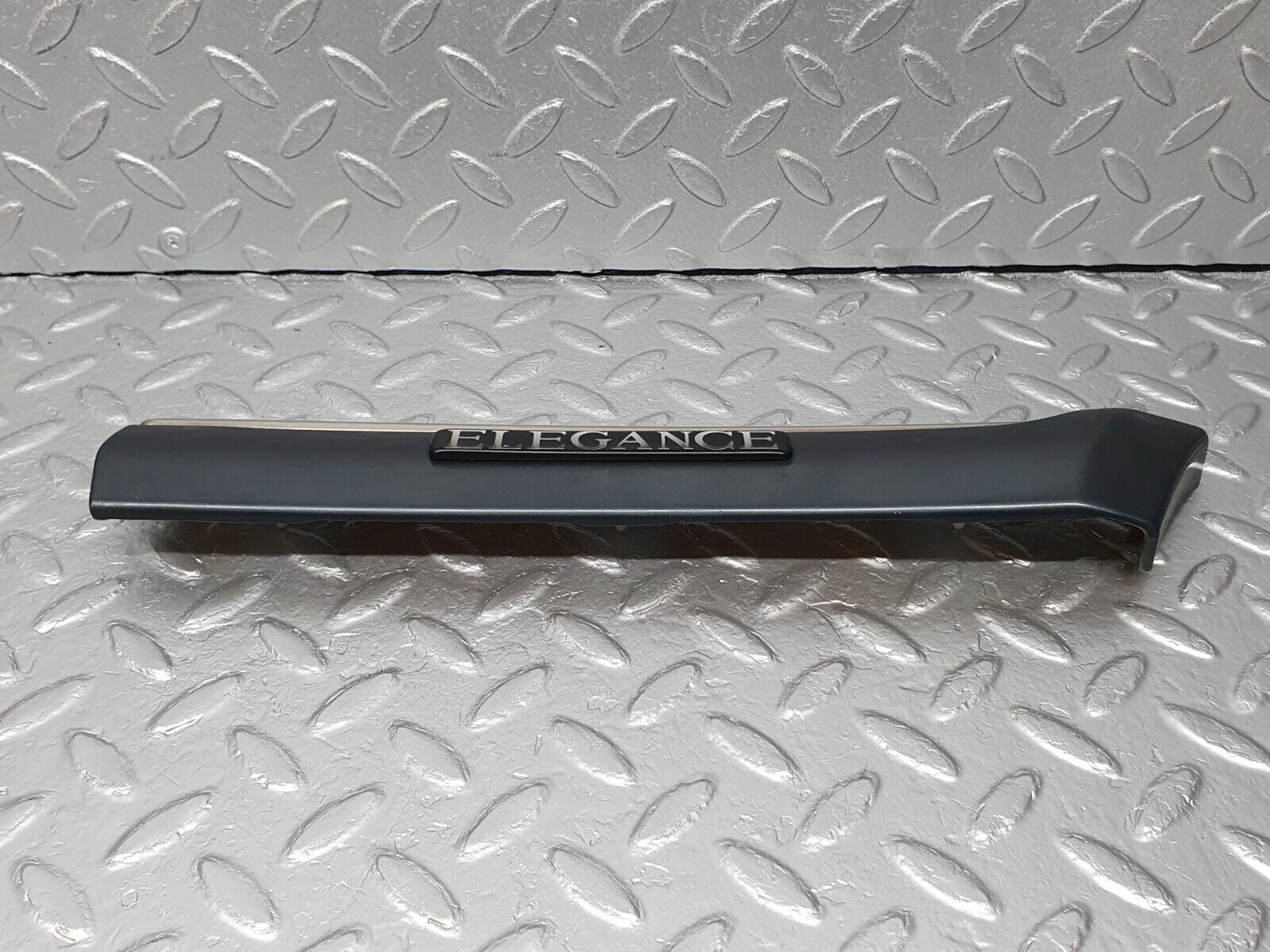 41802 Mercedes-Benz W202 C200 Front Right Fender Wing Centre Moulding 2026909262