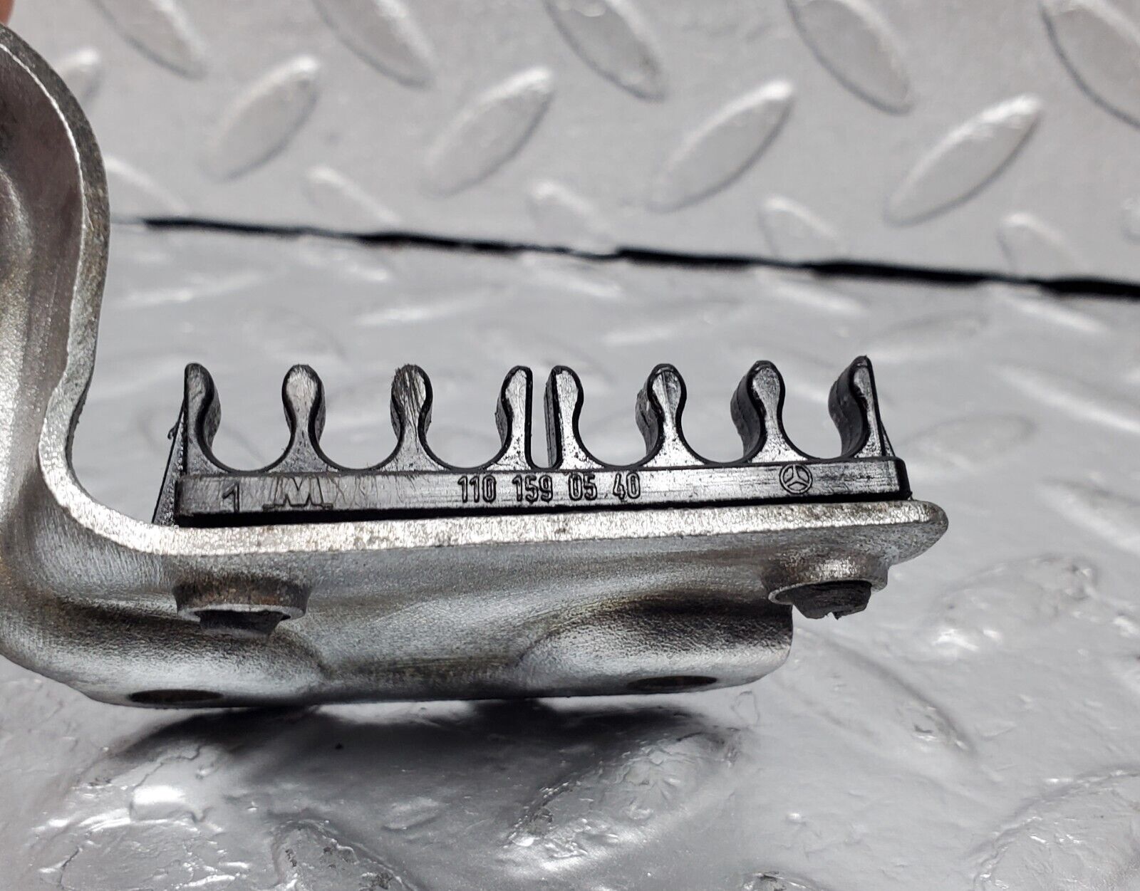 45445 Mercedes-Benz 280E M110.988 Accelerator Cable & Ignition Leads Holder 1101590540