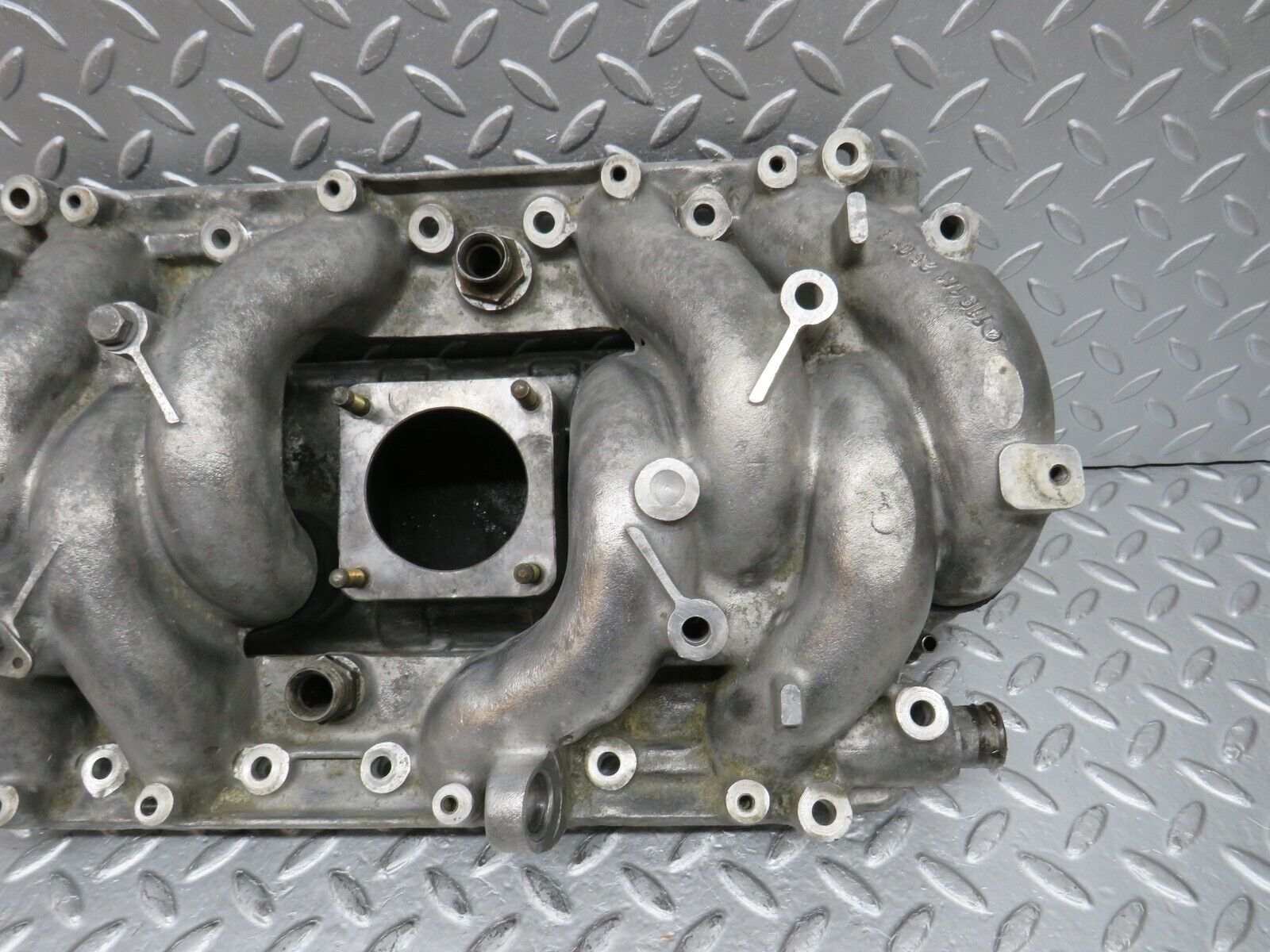 32814 Mercedes-Benz C107 R107 350 V8 Air Intake Manifold 1161412501