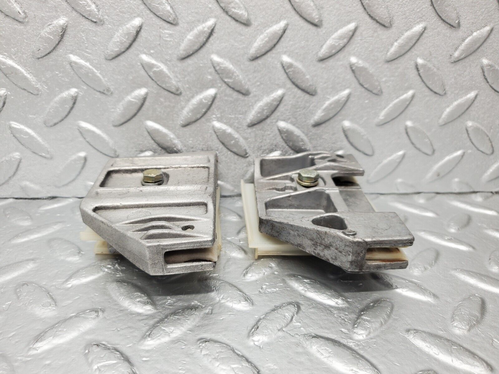 46954 Mercedes-Benz R129 320SL Coupe Door Window Guide Bracket 1247250332 1247250432