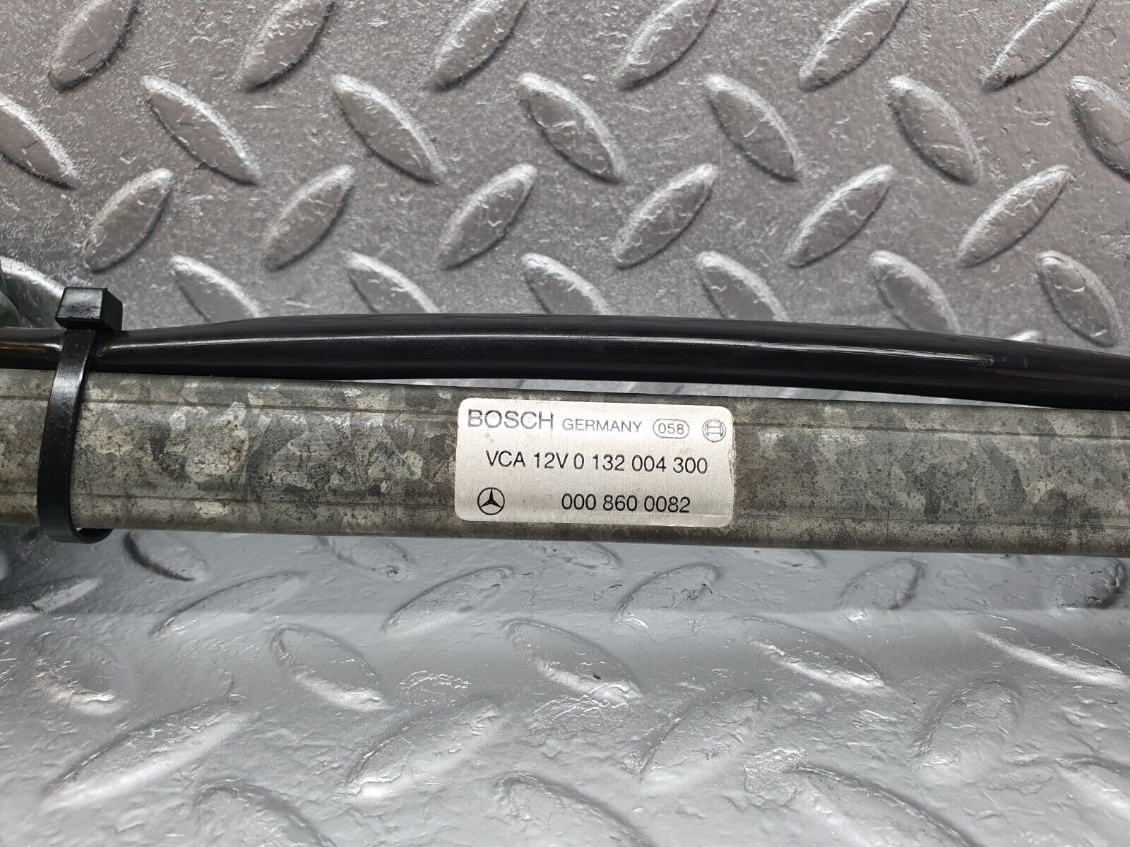 43749 Mercedes-Benz C126 380SEC Coupe Seat Belt Presenter Left 0008600082 0132004300 0008201915