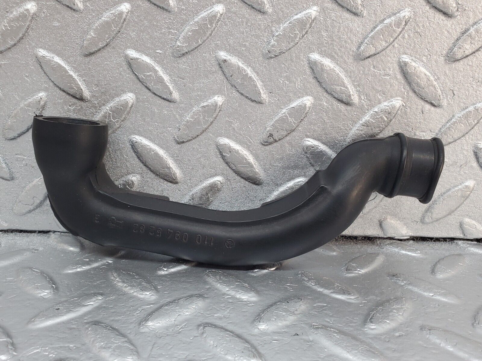 45377 Mercedes-Benz 280E M110.983 Air Intake Pipe 1100945282