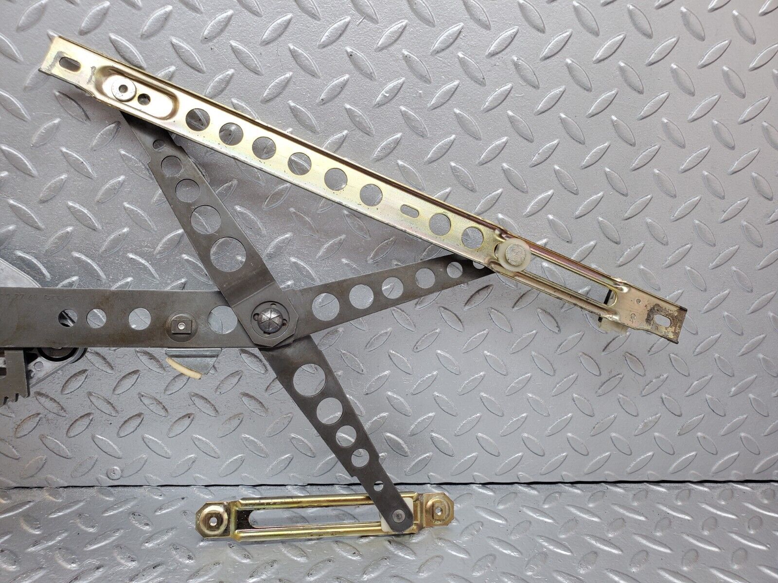 44412 Mercedes-Benz W123 280E Front Left Power Window Regulator 1237202746 1267250311