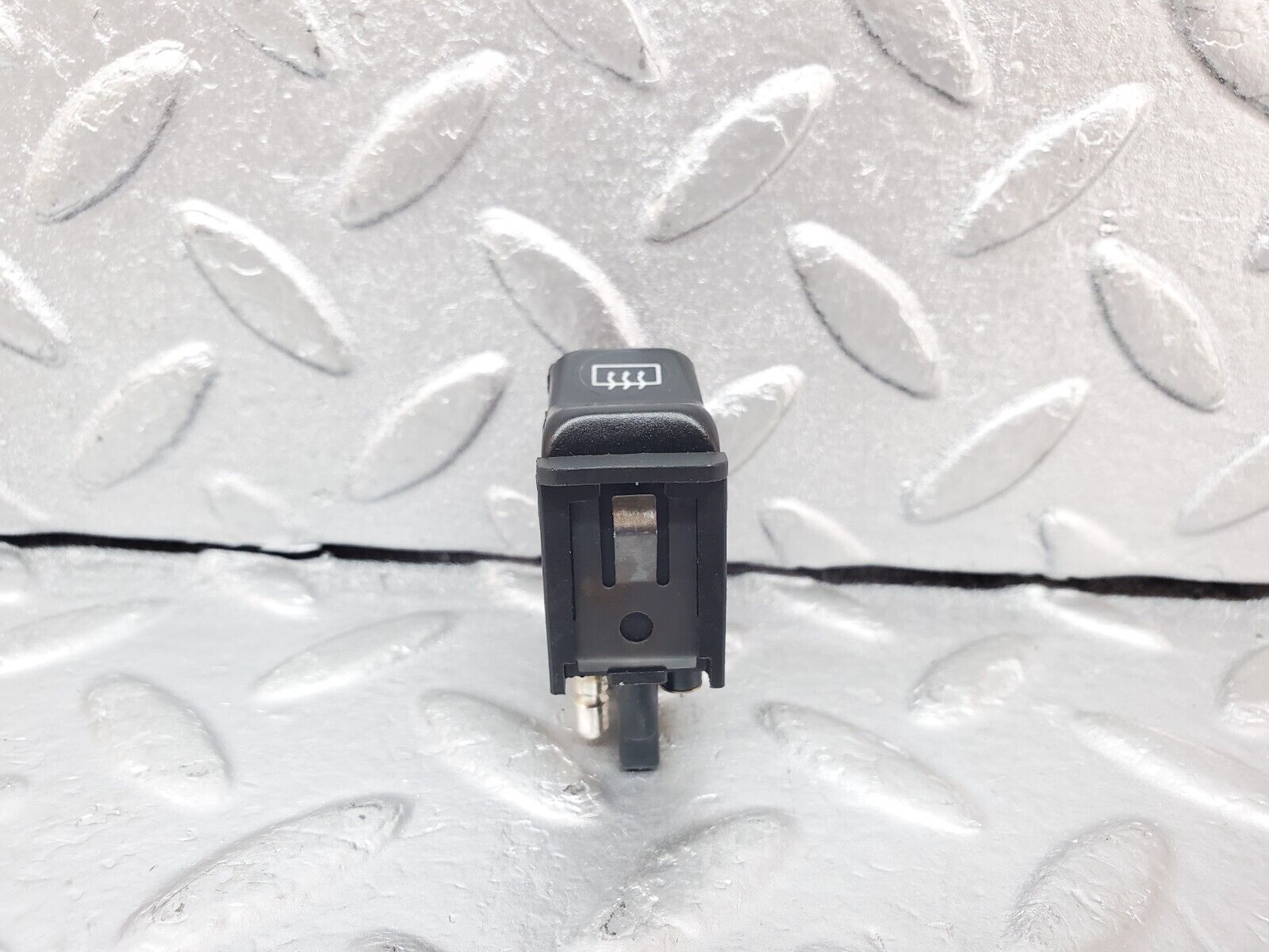 44362 Mercedes-Benz W123 280E Rear Windscreen Defroster Switch 0008206110