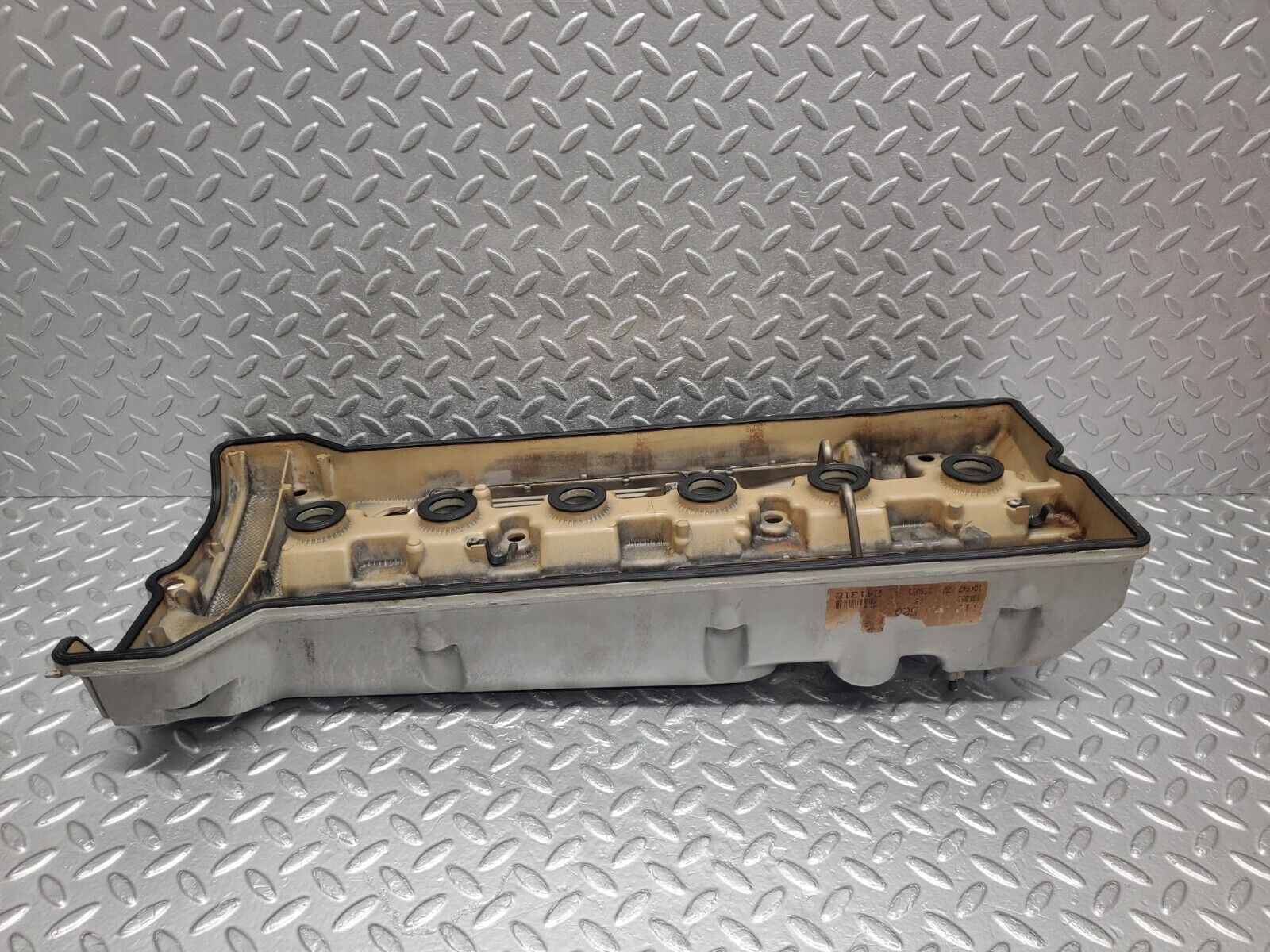 46232 Mercedes-Benz W124 280E Cylinder Head Valve Cover 1040160705