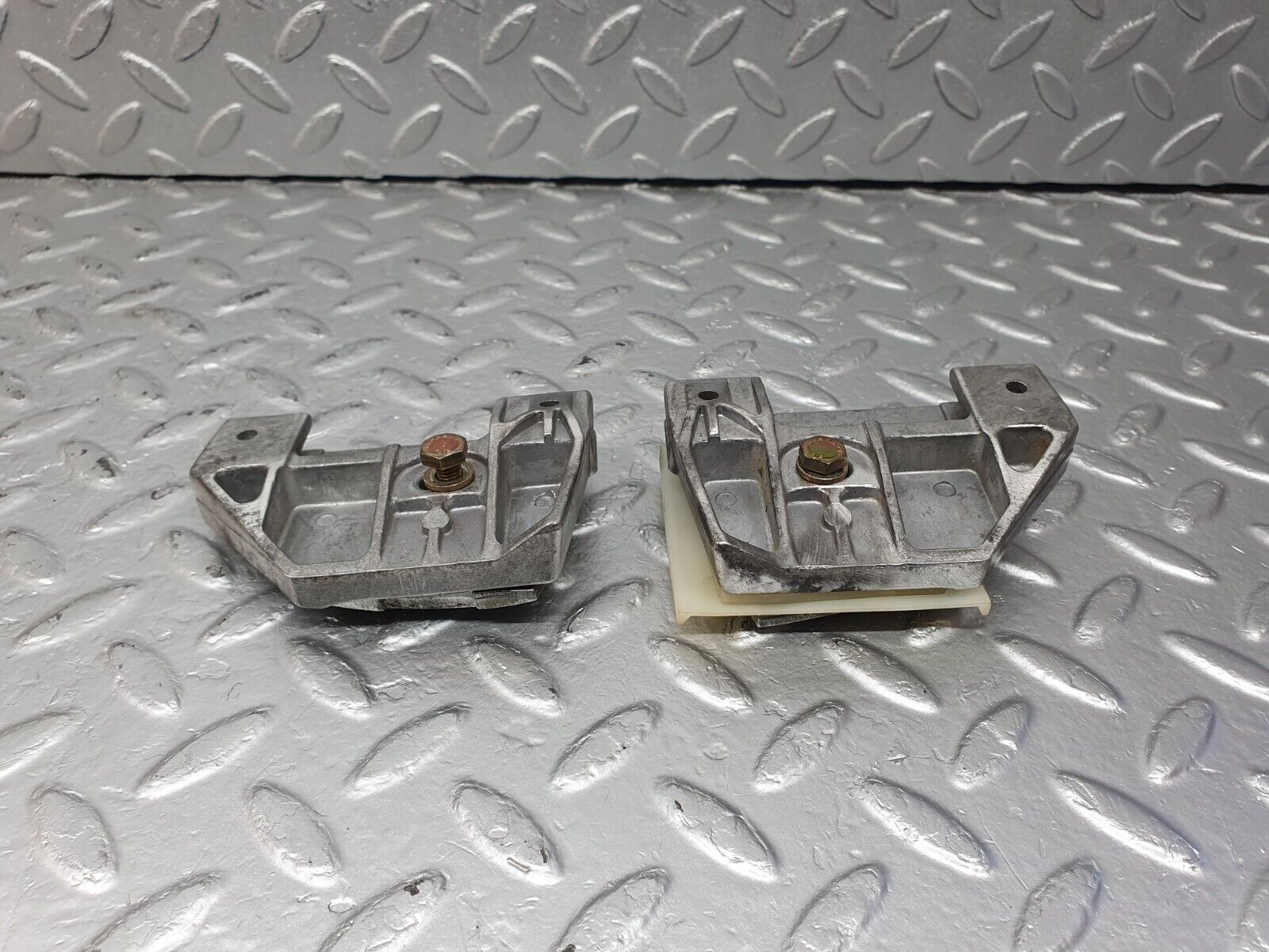 42506 Mercedes-Benz R129 320SL Coupe Door Window Guide Bracket 1247250132 1247250232