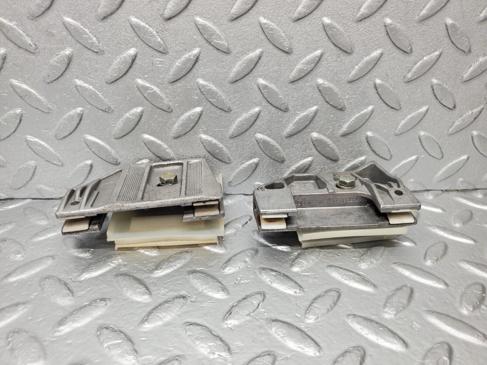 46954 Mercedes-Benz R129 320SL Coupe Door Window Guide Bracket 1247250332 1247250432