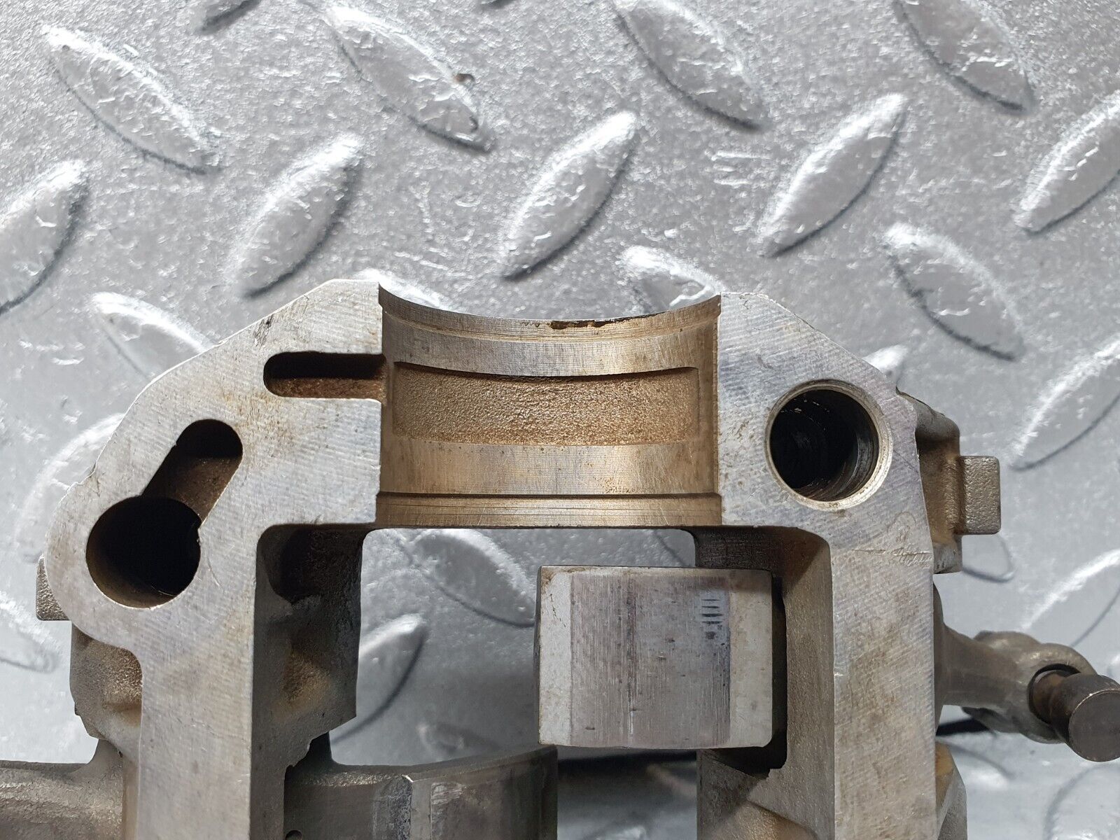 44010 Mercedes-Benz C123 230CE Rocker Arms Camshaft Bearing Block 1020512110