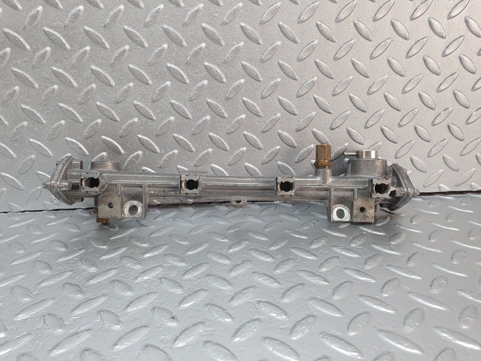 41883 Mercedes-Benz W202 C200 Fuel Injector Rail 1110781045 0000781889