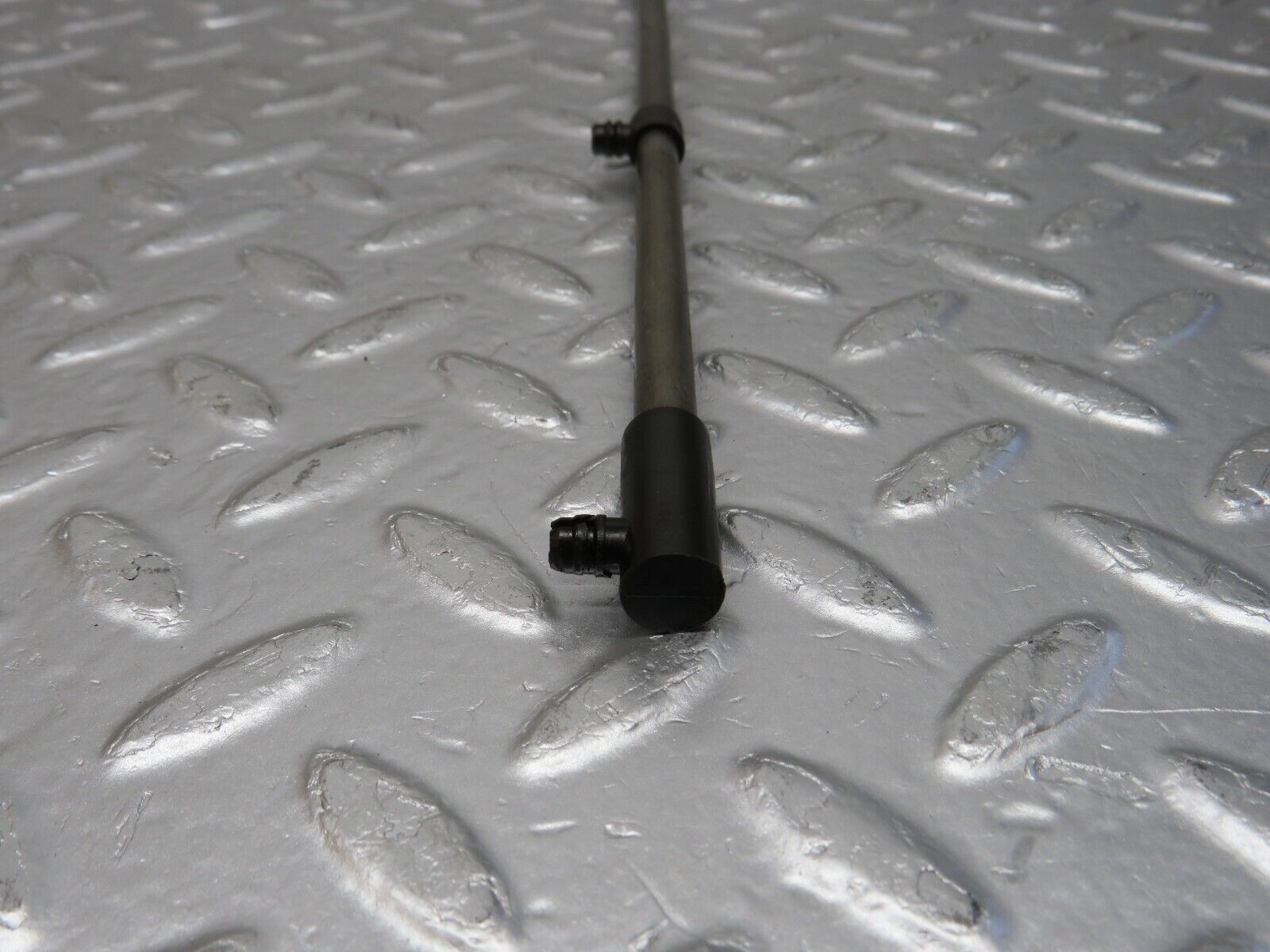 32958 Mercedes-Benz C107 R107 450 V8 Camshaft Oil Tube