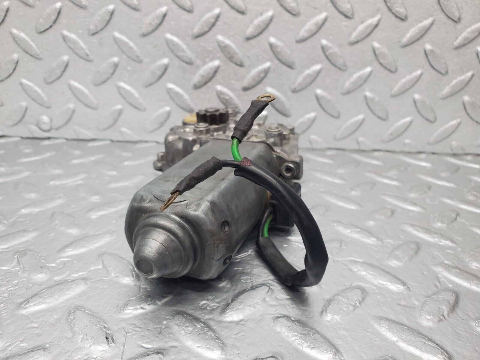 30309 Mercedes-Benz W124 230E Window Regulator Motor Right Bosch 0130821285