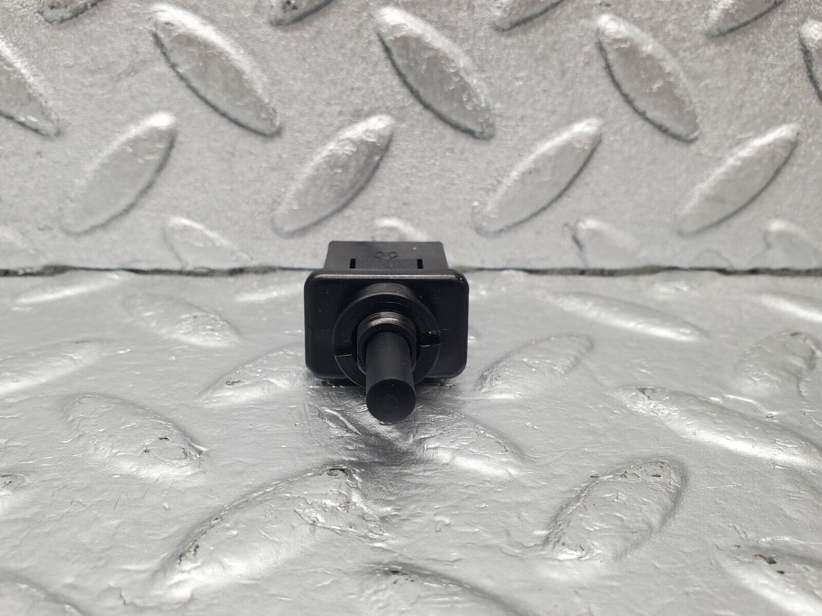 46552 Mercedes-Benz C123 280CE Coupe Door Contact Switch 0008213152