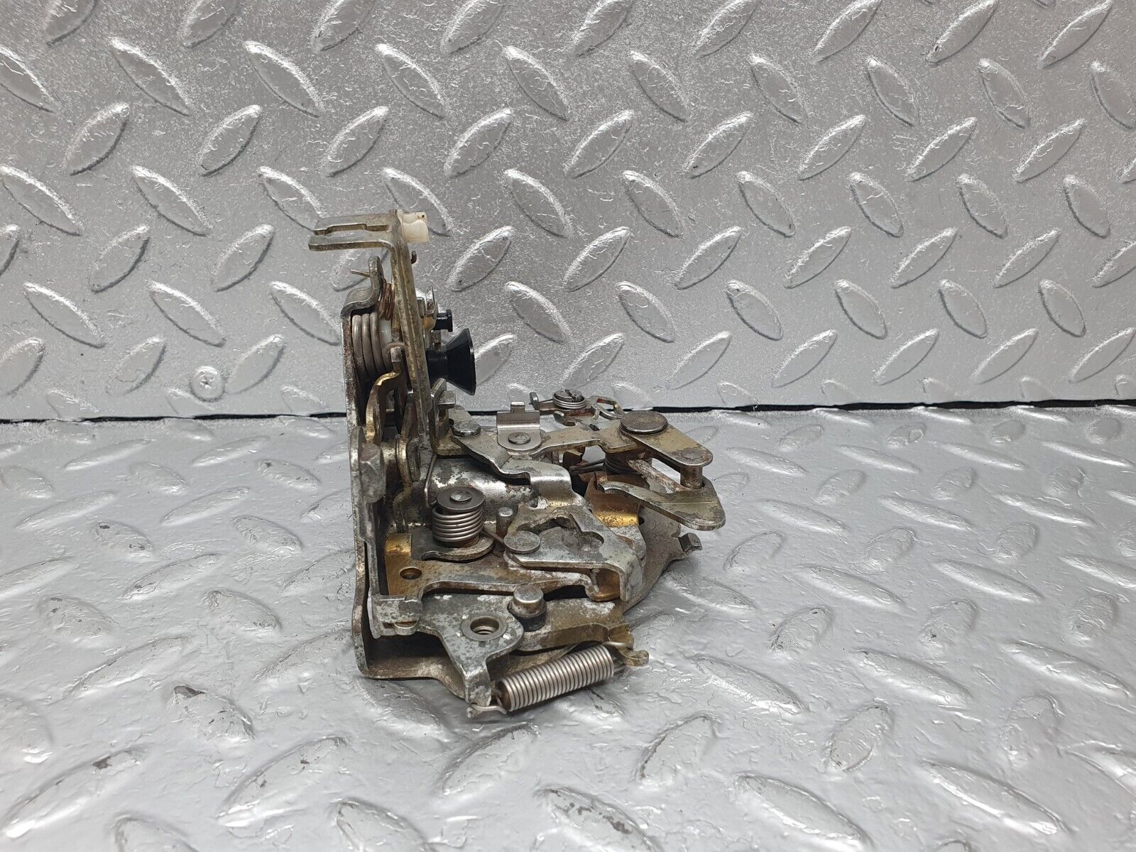 43643 Mercedes-Benz C126 380SEC Coupe Left Door Lock Mechanism