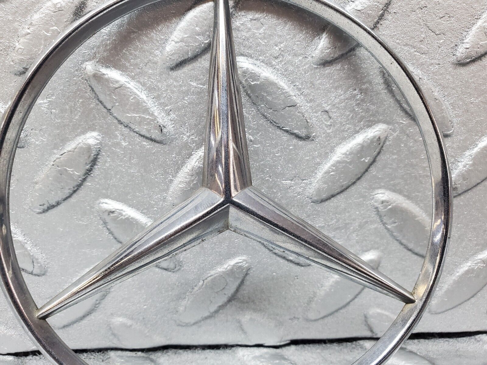 45850 Mercedes-Benz W126 420SE Trunk Lid Badge Emblem 1267580158