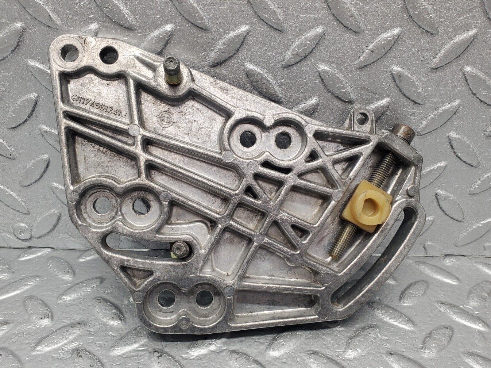 46049 Mercedes-Benz W126 420SE Power Steering Pump Bracket 1174661241