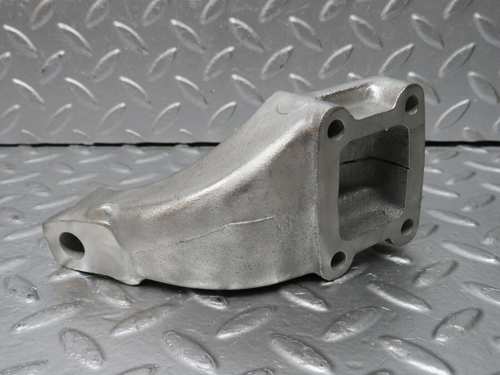 33060 Mercedes-Benz C107 R107 350 V8 Engine Mount Bracket Right 1162232304