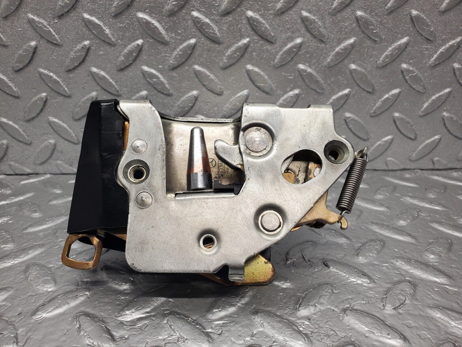 46383 Mercedes-Benz C123 280CE Coupe Left Door Lock Mechanism 1237230308