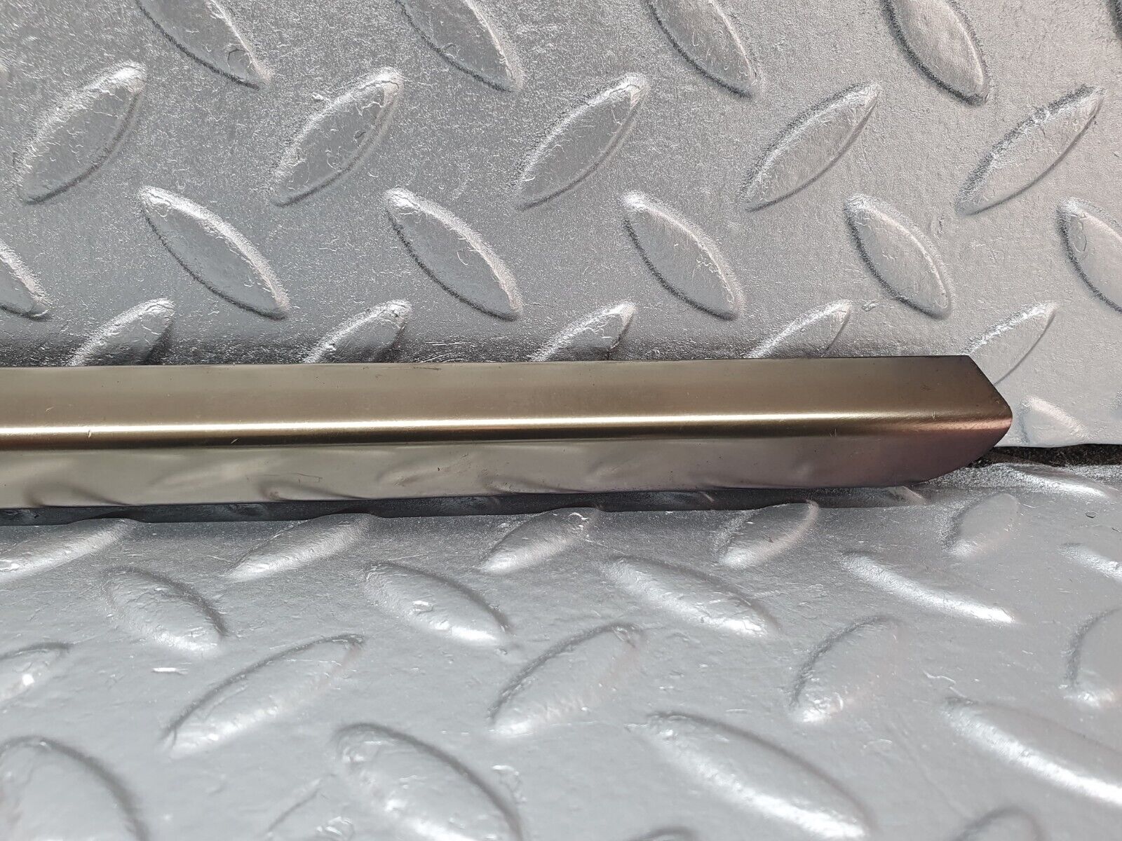 42105 Mercedes-Benz W202 C200 Front Right Door Moulding Trim