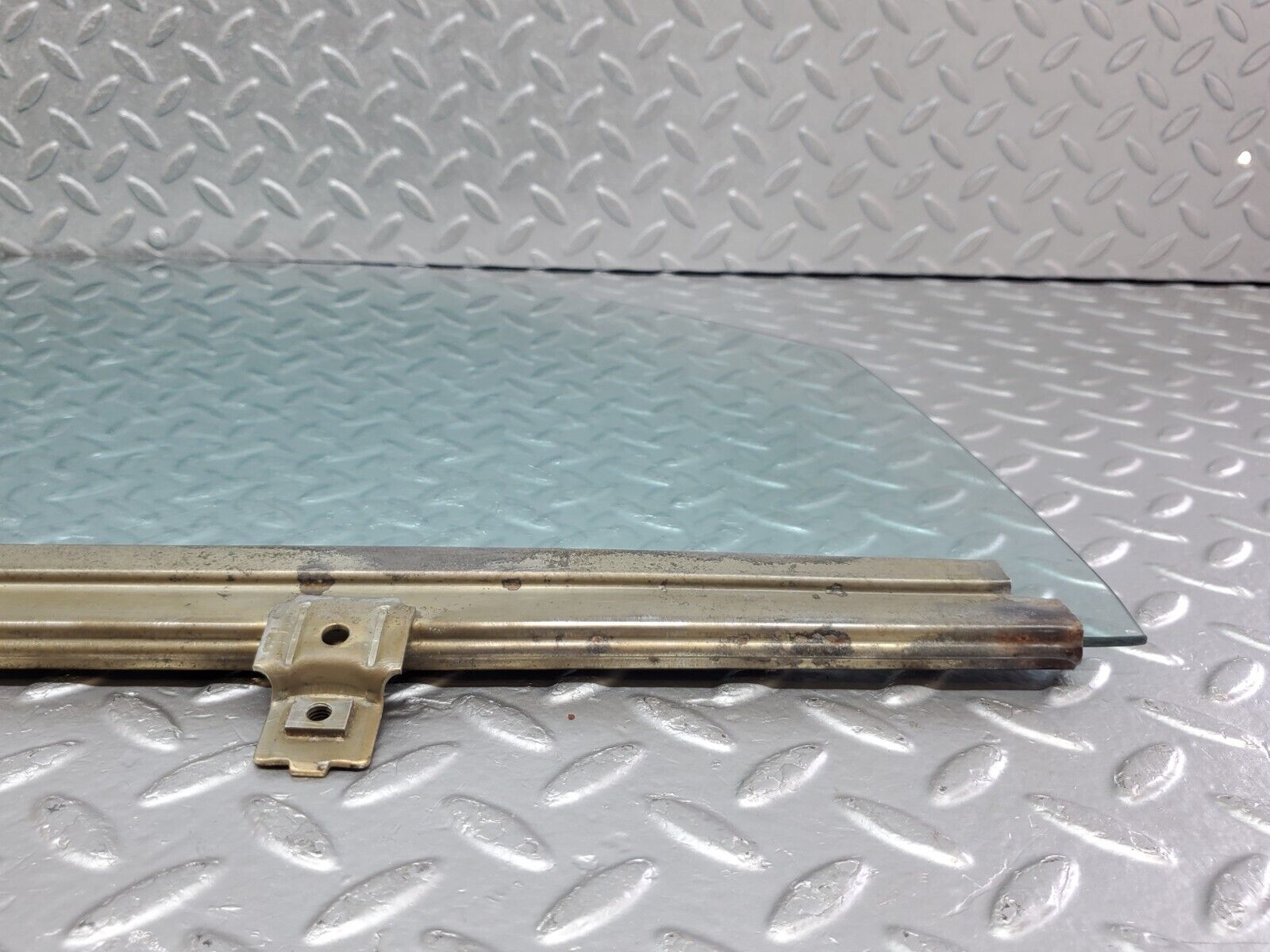 44364 Mercedes-Benz W123 280E Front Right Door Window Glass