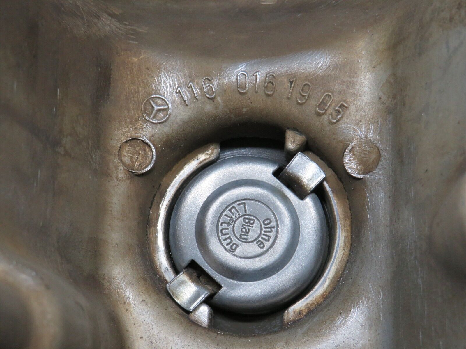 32981 Mercedes-Benz C107 R107 350 Cylinder Head Valve Cover Right 1160161905