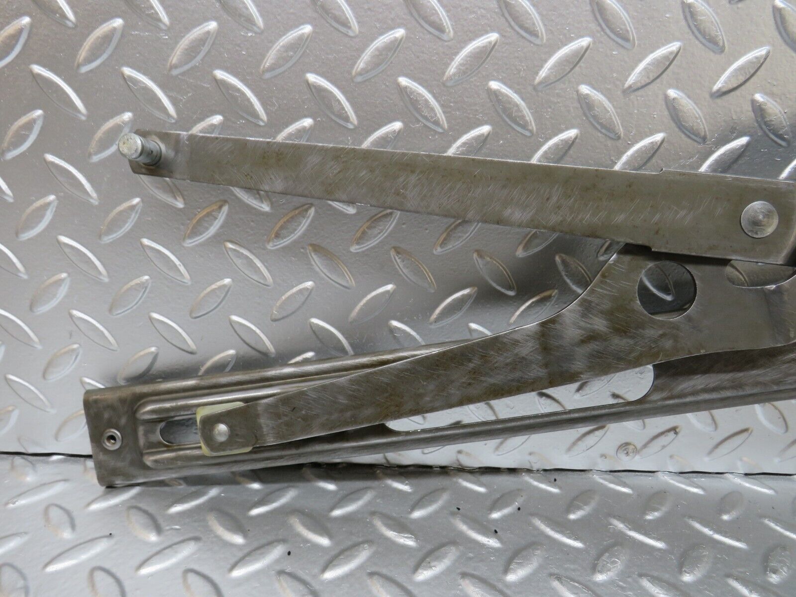 25075 Mercedes-Benz R107 C107 Front Right Manual Window Regulator 1077250602