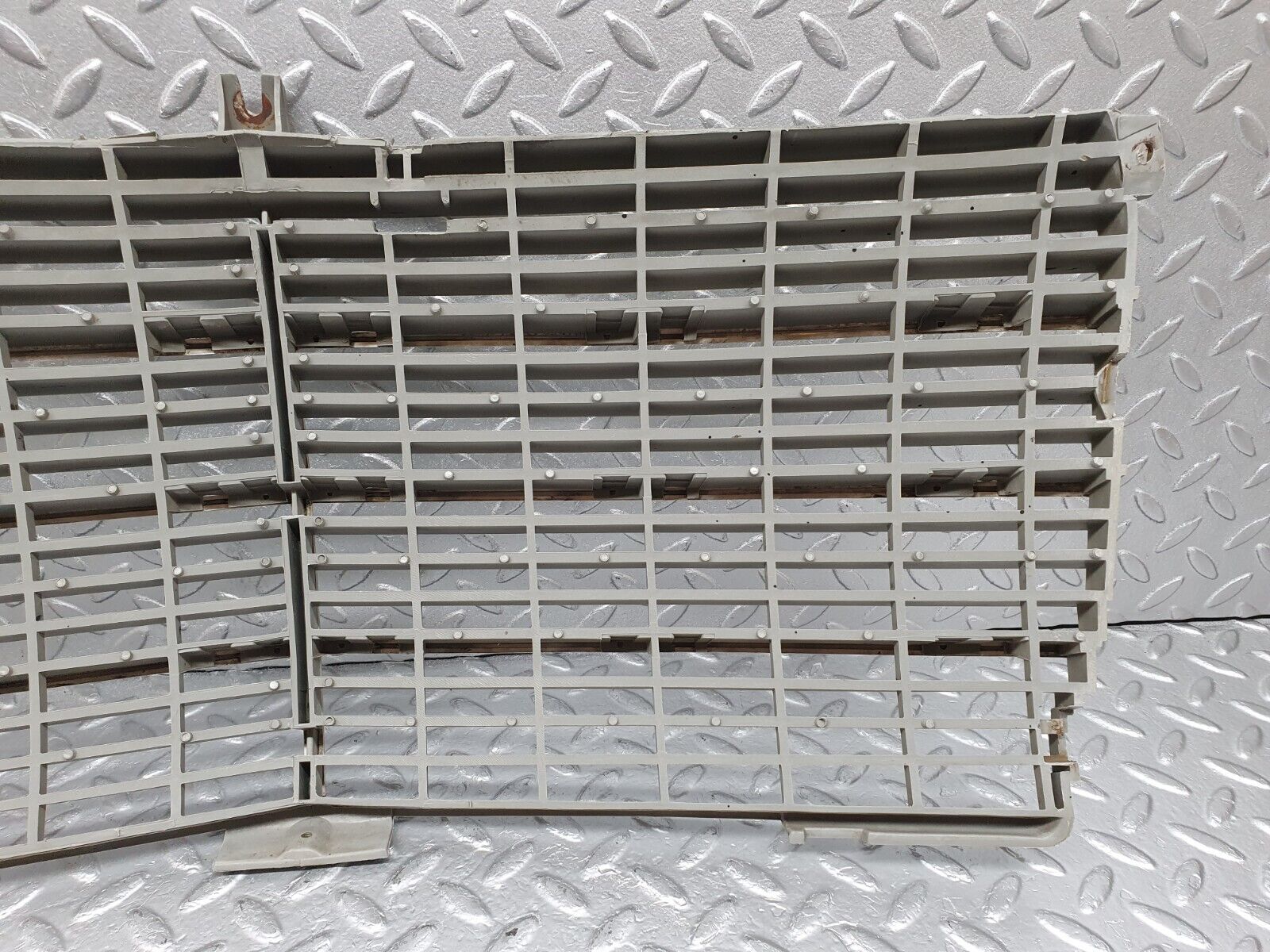 44103 Mercedes-Benz C123 230CE Coupe Bonnet Grill