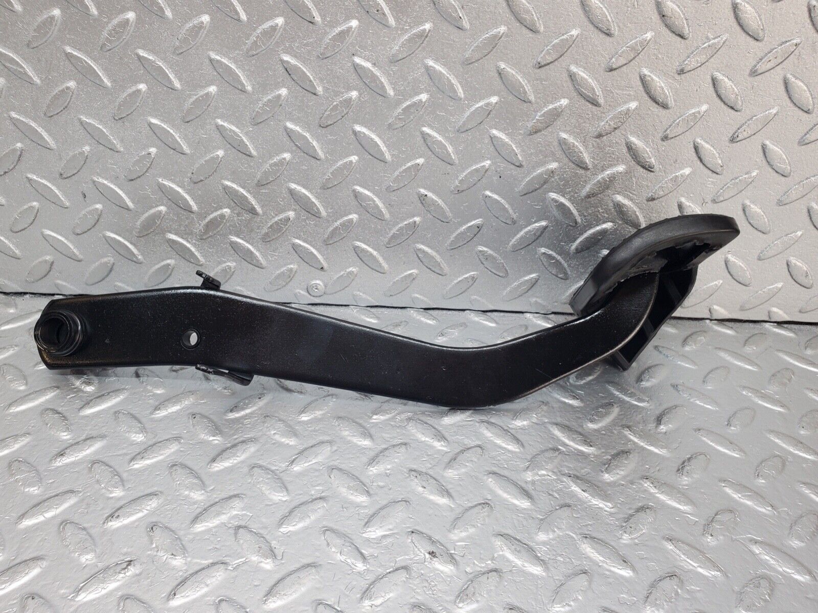 44592 Mercedes-Benz W124 220E Brake Pedal With Rubber 1232910082