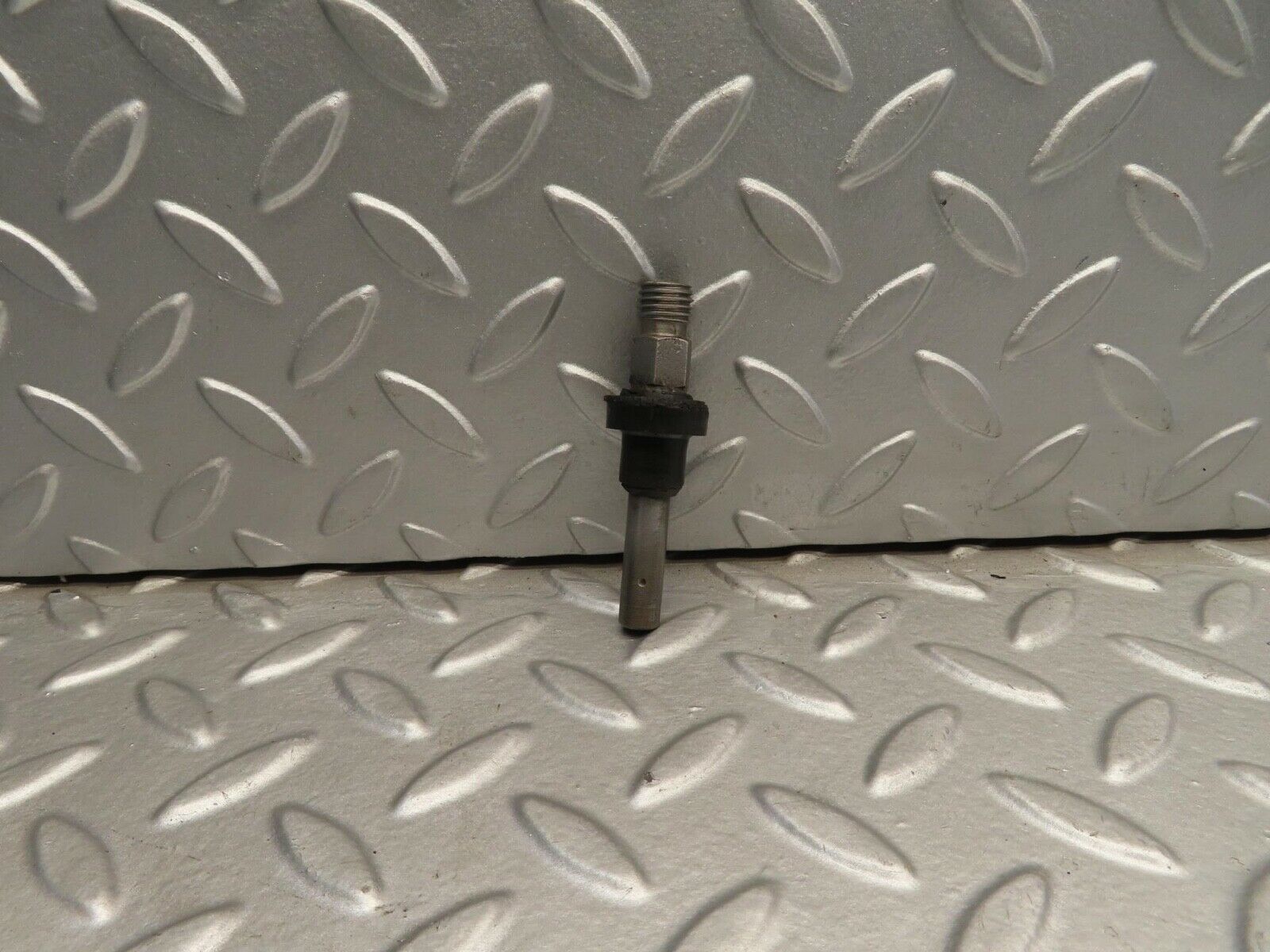 11737 Mercedes-Benz R107 450SL Fuel Injector Bosch