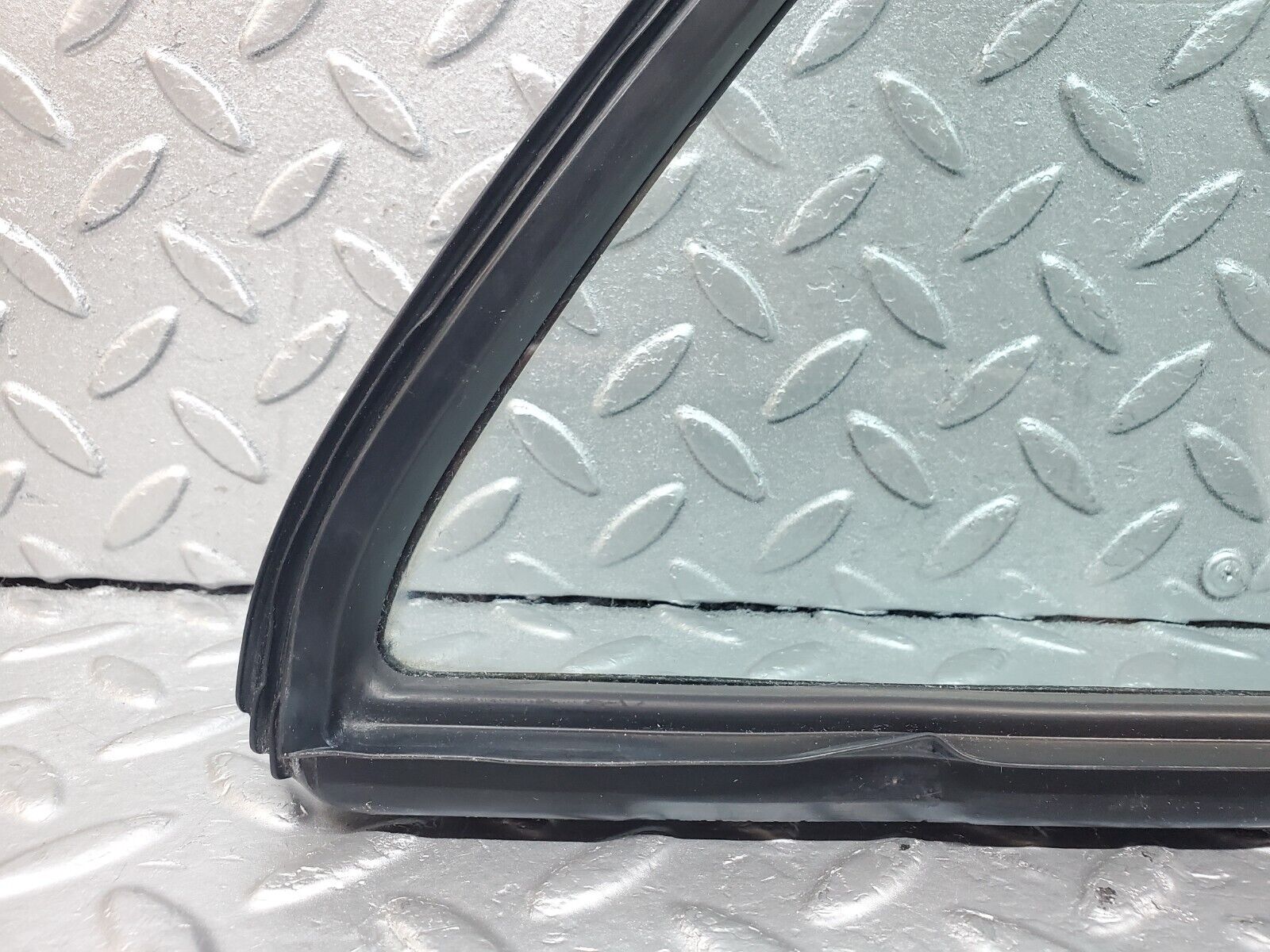 44370 Mercedes-Benz W123 280E Rear Left Quarter Window Glass 1237350124