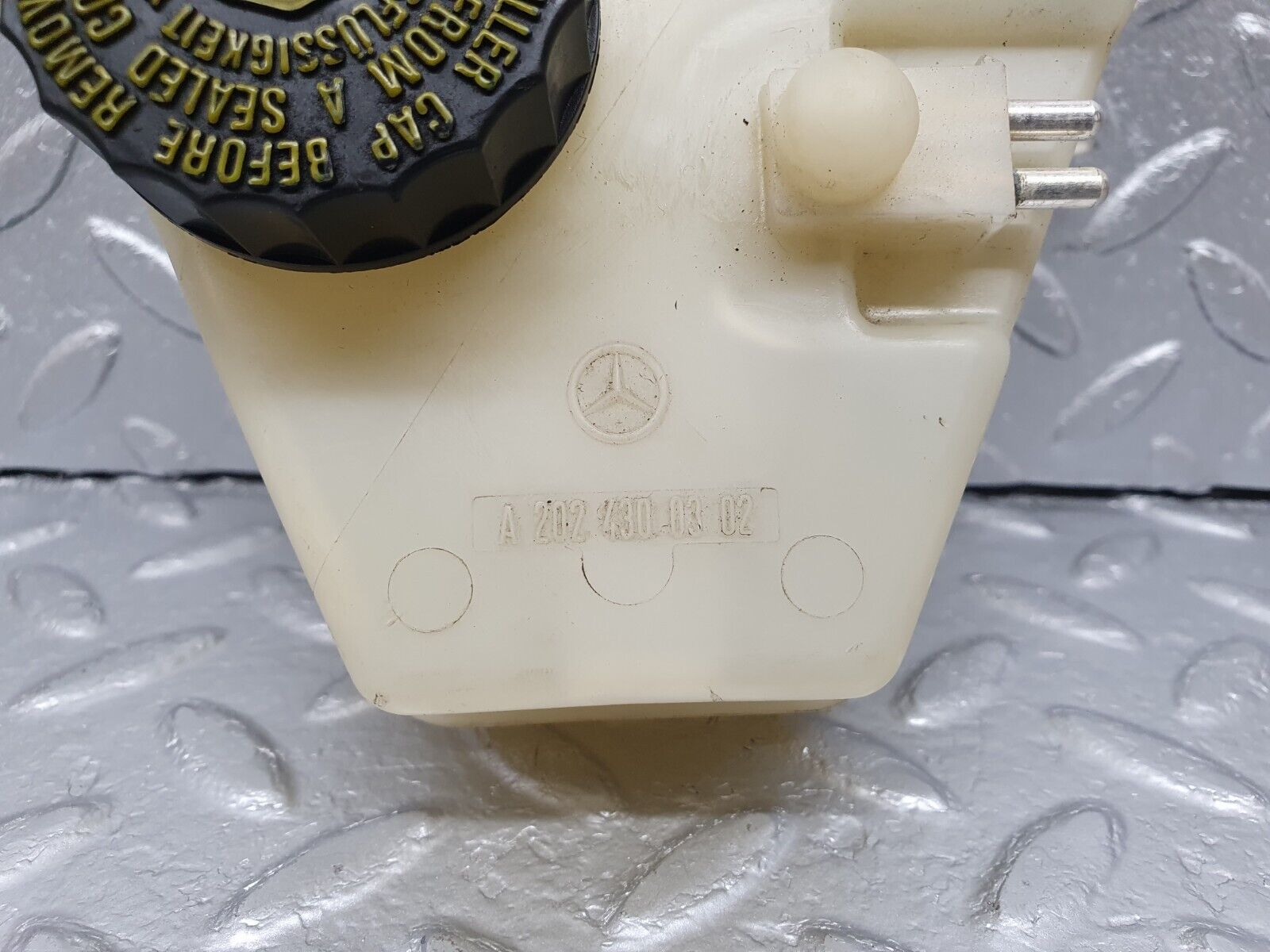 41823 Mercedes-Benz W202 C200 Brake Fluid Reservoir Tank 2024300302