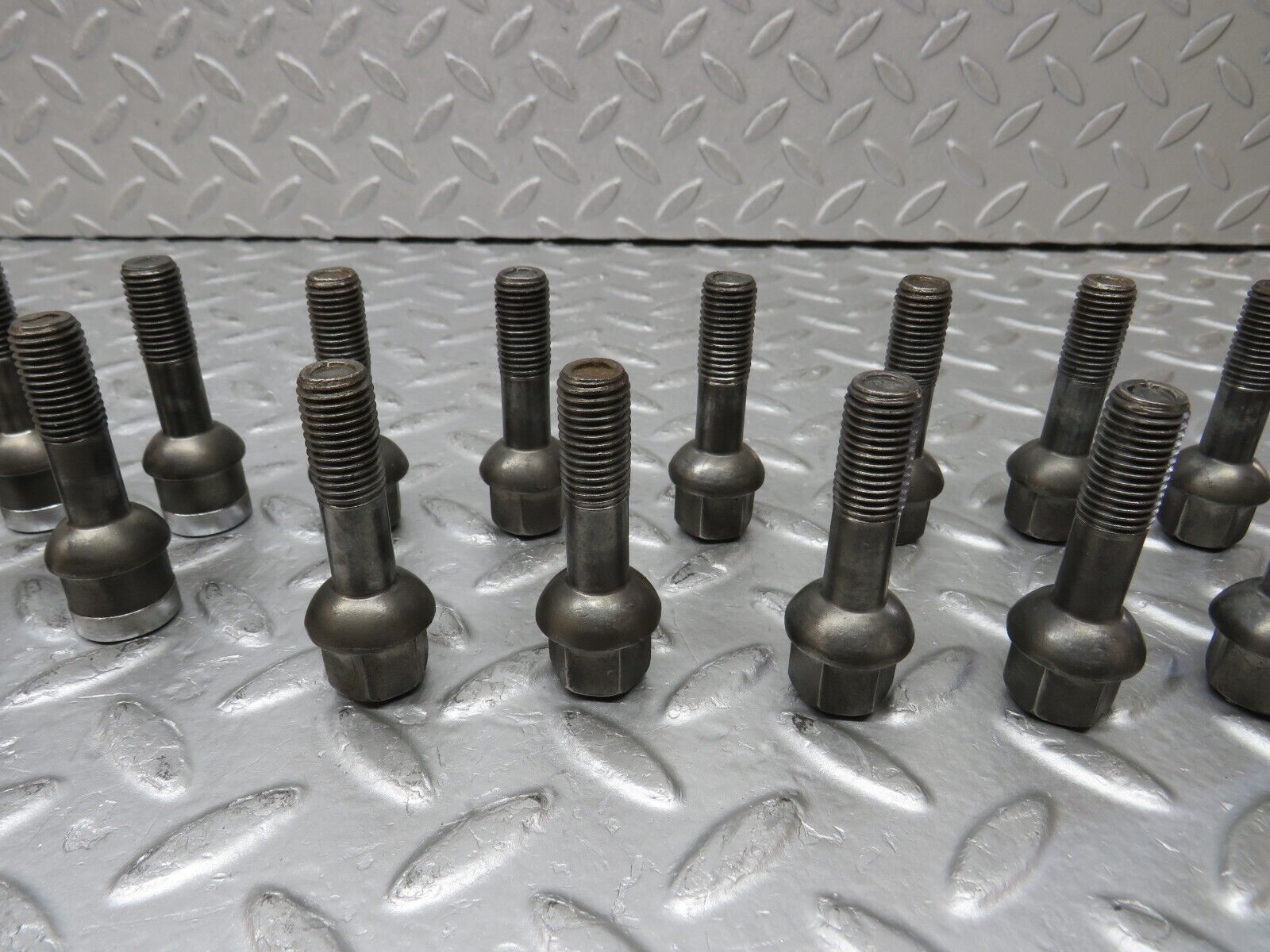 37998 Mercedes-Benz A124 Cabriolet Alloy Wheel Lug Bolt Set With Locking Bolts M12x1.5